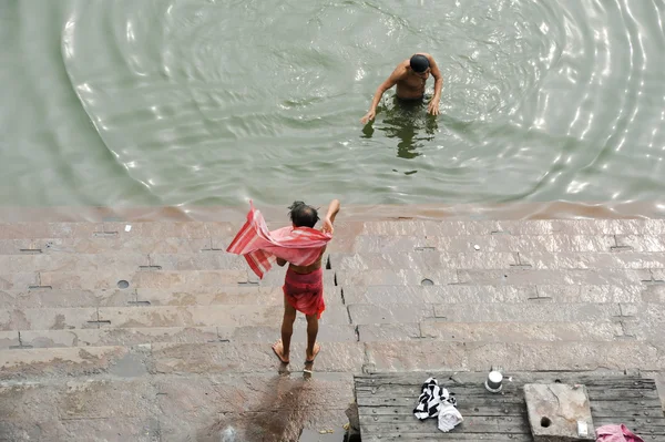 Peregrinos hindúes toman un baño sagrado en las pandillas del río — Foto de Stock