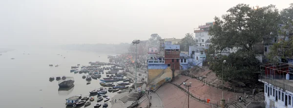 Människor gå på Ghats av floden Ganges — Stockfoto