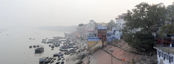 Mensen lopen op de Ghats van rivier de Ganges — Stockfoto