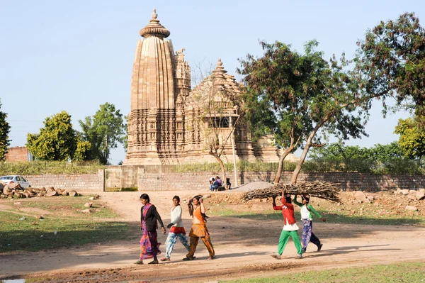 Menschen klettern zum hinduistischen Tempel von Khaiuraho auf Indien — Stockfoto