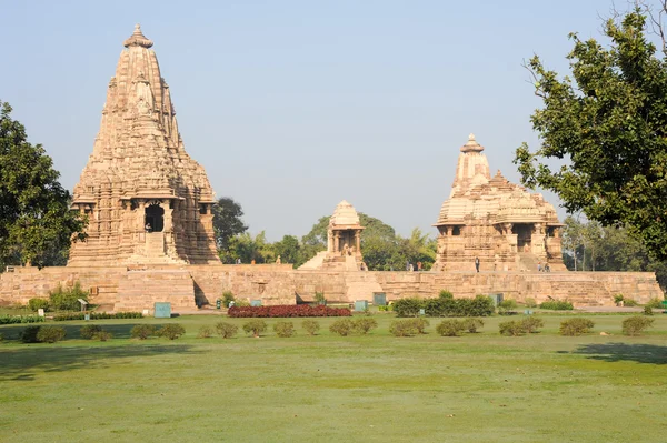 Människor klättra upp till den hinduiska templet Khaiuraho på Indien — Stockfoto