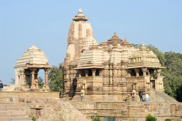 People climb to the hindu temple of Khaiuraho on India — Stock Photo, Image