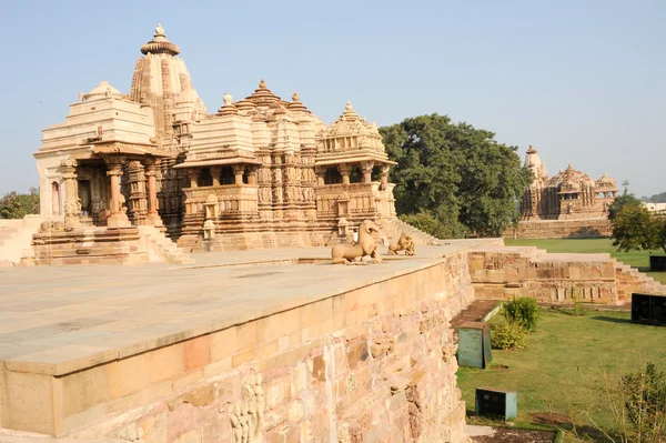 As pessoas escalam o templo hindu de Khaiuraho na Índia — Fotografia de Stock