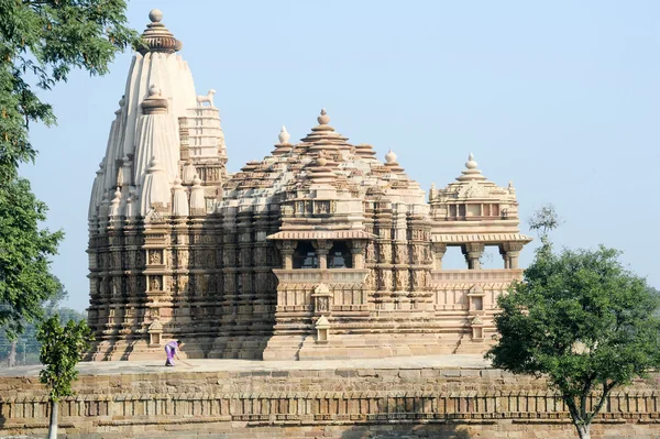 Människor klättra upp till den hinduiska templet Khaiuraho på Indien — Stockfoto