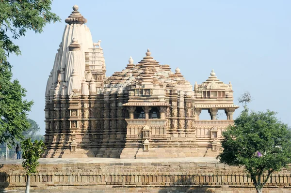 As pessoas escalam o templo hindu de Khaiuraho na Índia — Fotografia de Stock