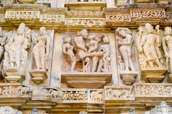 Detalle de las obras de arte en el templo Khajuraho — Foto de Stock