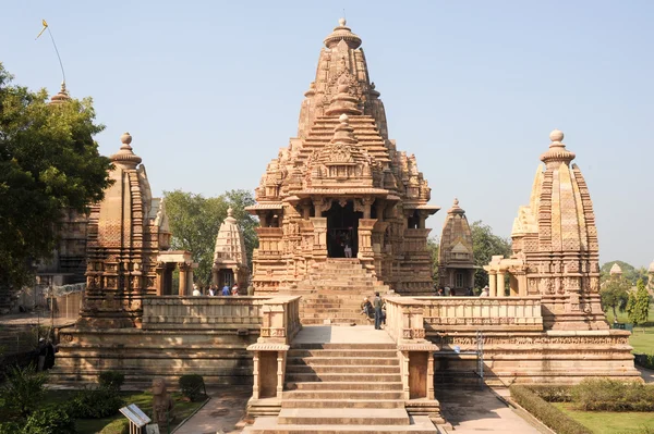İnsanlar Khaiuraho hindu Tapınağı için Hindistan tırmanmak. — Stok fotoğraf