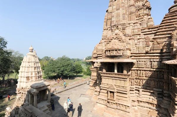 As pessoas escalam o templo hindu de Khaiuraho na Índia — Fotografia de Stock