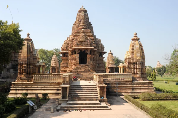 People climb to the hindu temple of Khaiuraho on India — Stock Photo, Image