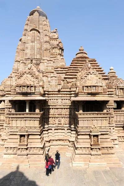 People climb to the hindu temple of Khaiuraho on India — Stock Photo, Image