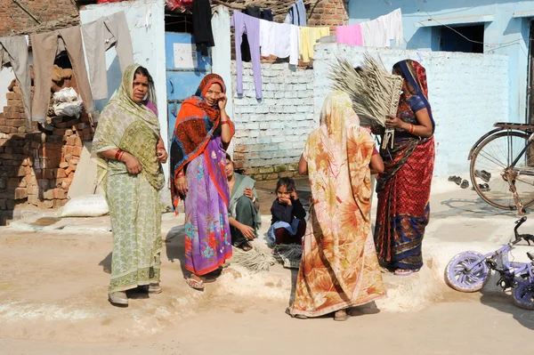 Kvinnan pratar på gatan vid byn Khajuraho — Stockfoto