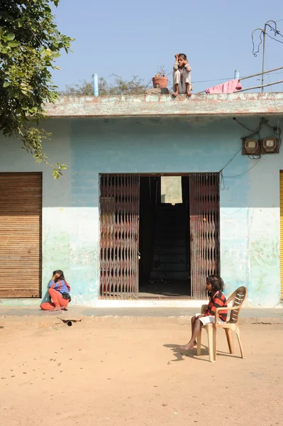 Kinder vor ihrem Haus in Khajuraho — Stockfoto