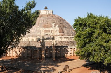 Hindistan kasabada Sanchi Sanchi Stupa bulunur