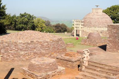 Hindistan kasabada Sanchi Sanchi Stupa bulunur