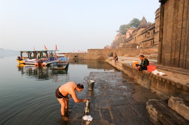 Hintli adam kutsal nehir ersin Narmada pooja gerçekleştirir