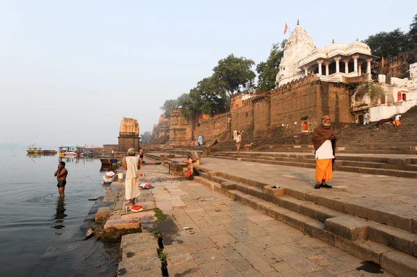 Menschen waschen sich am heiligen Fluss Narmada in Maheshwar — Stockfoto