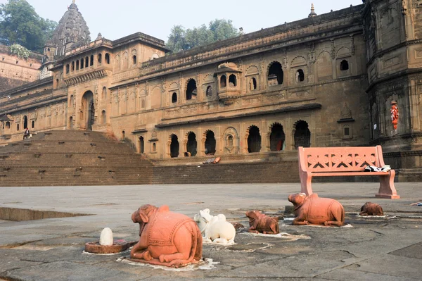 Pessoas andando em frente ao palácio Maheshwar na Índia — Fotografia de Stock