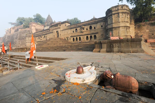 Gente caminando frente al palacio Maheshwar en la India —  Fotos de Stock