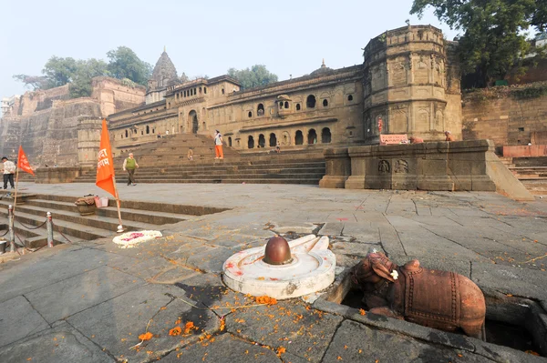 Menschen vor dem Maheshwar-Palast in Indien — Stockfoto