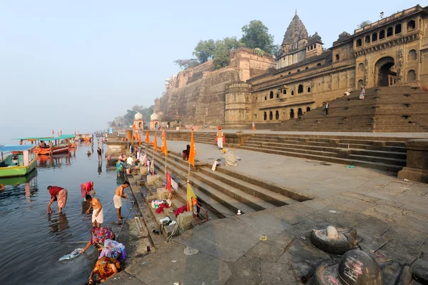 Gente lavándose en el sagrado río Narmada en Maheshwar —  Fotos de Stock