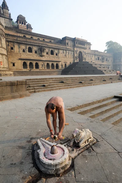 Indiai férfi végez Ödön, a Szent folyó Narmada-Éva — Stock Fotó