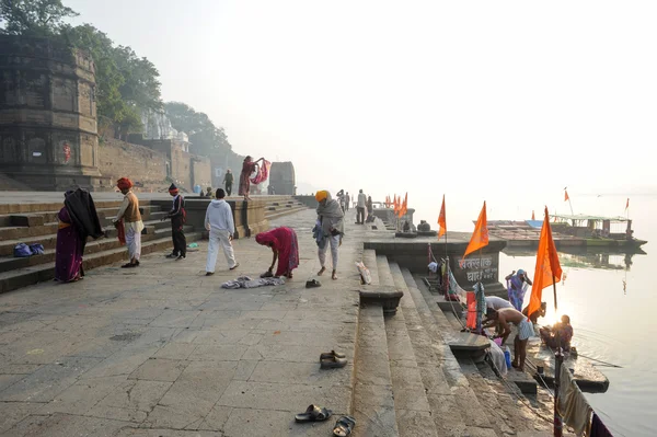 Les gens se lavent sur la rivière sacrée Narmada à Maheshwar — Photo