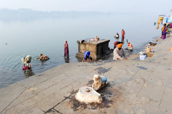 Mensen wassen van kleding op heilige rivier Narmada ghats op Maheshwa — Stockfoto