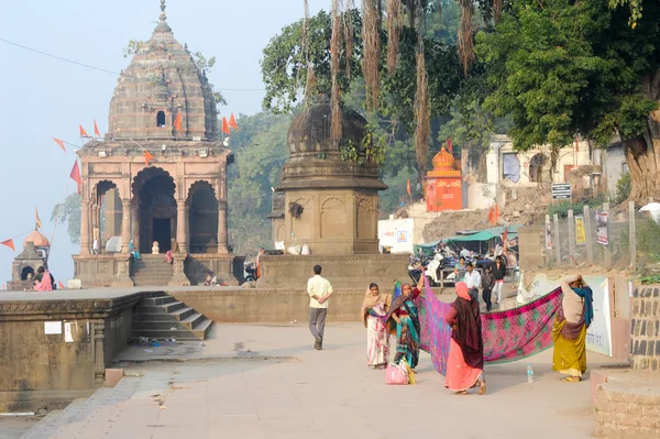 Mujer secándolos sari en el ghat de Maheshwar —  Fotos de Stock