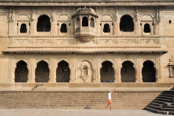 Folk som går foran Maheshwar-palasset i India – stockfoto