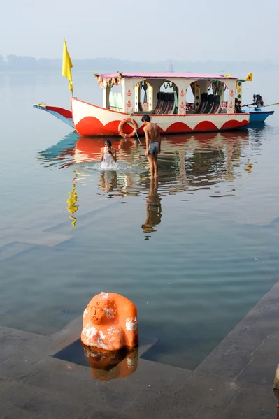 Hindu hacıları nehre Narmada kutsal bir banyo — Stok fotoğraf