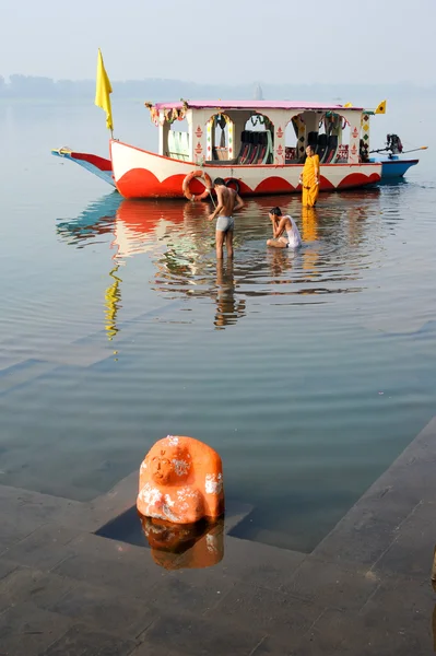 Hindu hacıları nehre Narmada kutsal bir banyo — Stok fotoğraf