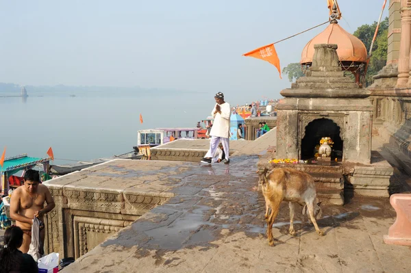 Gente caminando sobre el ghat de Maheshwar en la India —  Fotos de Stock