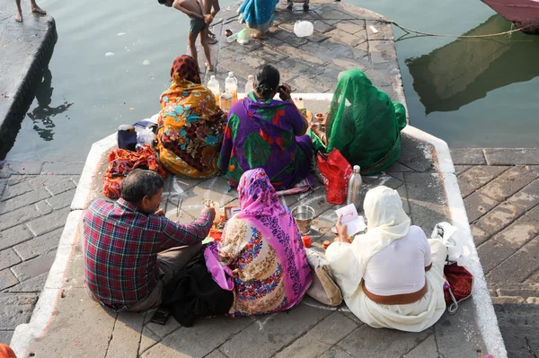La gente realiza pooja matutina en el río sagrado Narmada — Foto de Stock