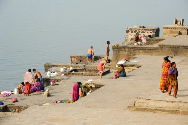 İnsanlar kutsal nehir Narmada ghats Maheshwa, çamaşır — Stok fotoğraf