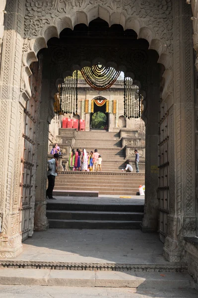 People walking in front of Maheshwar palace on India — Stock Photo, Image