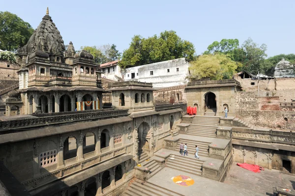 Gente caminando frente al palacio Maheshwar en la India —  Fotos de Stock