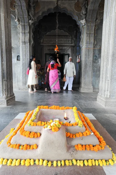 Pessoas curiosas no templo do palácio de Maheshwar — Fotografia de Stock