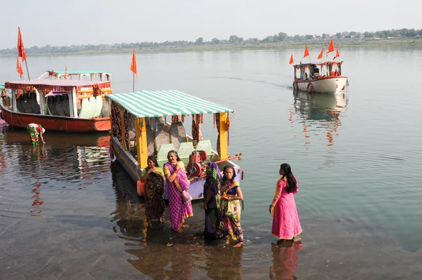 Wanita yang berdiri di sungai suci Narmada di Maheshwar — Stok Foto