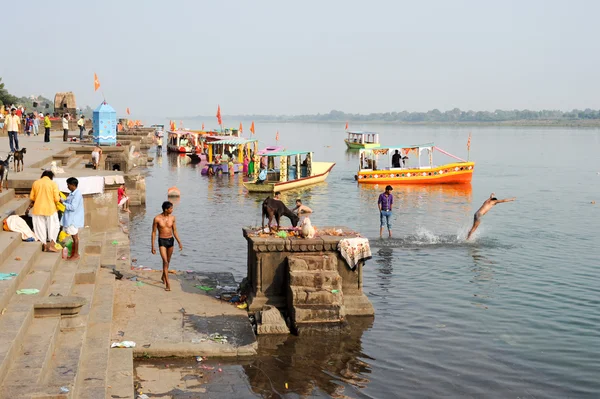 Emberek, mosás ruhát, a Szent folyó Narmada Ghatok adambaksa — Stock Fotó