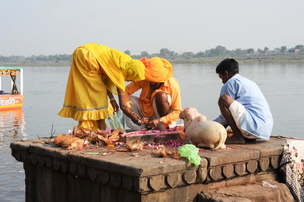 La gente realiza pooja en el río sagrado Narmada en Maheshwar —  Fotos de Stock