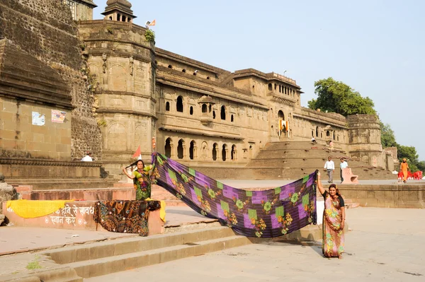 Femeie uscându-le sari în fața palatului Maheshwar — Fotografie, imagine de stoc