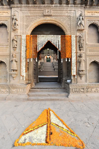 Entrance door of temple palace at Maheshwar — Stock Photo, Image
