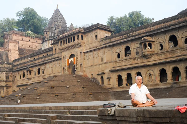 Omul care face yoga și meditație în fața palatului Maheshwar — Fotografie, imagine de stoc