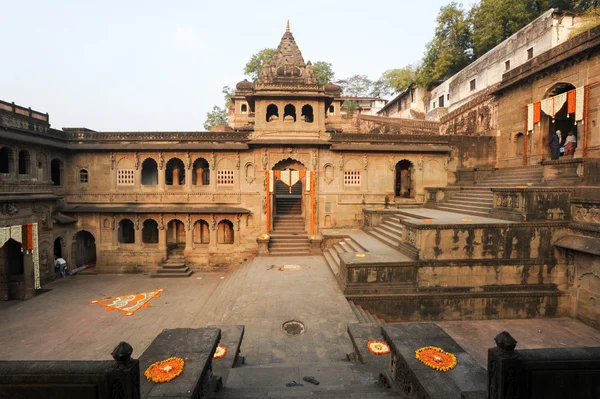 Mensen lopen voor Maheshwar Paleis op India — Stockfoto