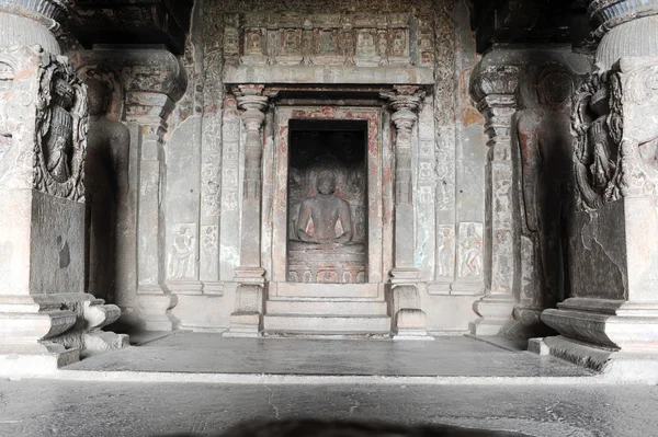 Standbeeld van Boeddha op Ellora caves in de buurt van Aurangabad in India — Stockfoto