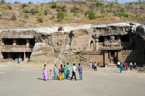 People visiting on walking the cave temple in Ellora — Stock Photo, Image