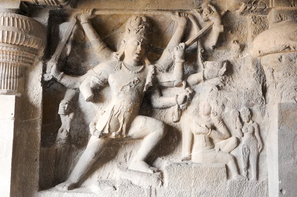 Statue nelle grotte di Ellora vicino ad Aurangabad in India — Foto Stock