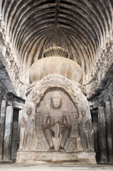 Patsas Buddha Ellora luolissa lähellä Aurangabad Intiassa — kuvapankkivalokuva