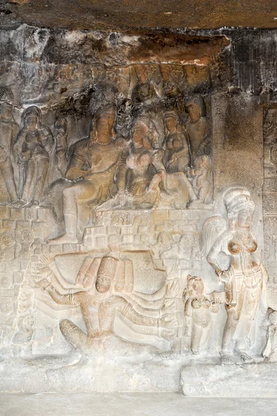 Statue nelle grotte di Ellora vicino ad Aurangabad in India — Foto Stock