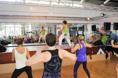 İnsanlar sırasında eğitim fitness Zumba dans